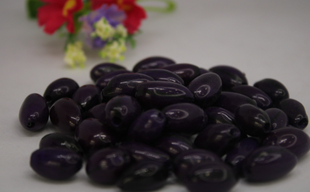 Dark Purple Beads Made of camajuro Seeds from Colombia. Size: 2.5 x 1.5 cm. Approx. Drilled. Natural Beads. Pack of 30 Beads. TCPurple01