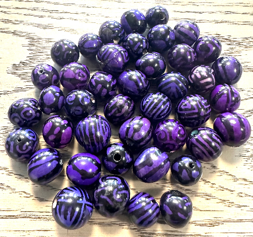 Natural Beads |Bombona Seed Beads| 20 Bombona Balls in Purple and Black Patterned. It’s Punctured Straight Through. TBPMixcolors04