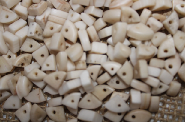 Mini tagua nuts in the shape of triangles. Beige color. 100 pieces. Approx. 1cm x 0.7mm. Perforated in the center. Jewelry making TBTBeige01