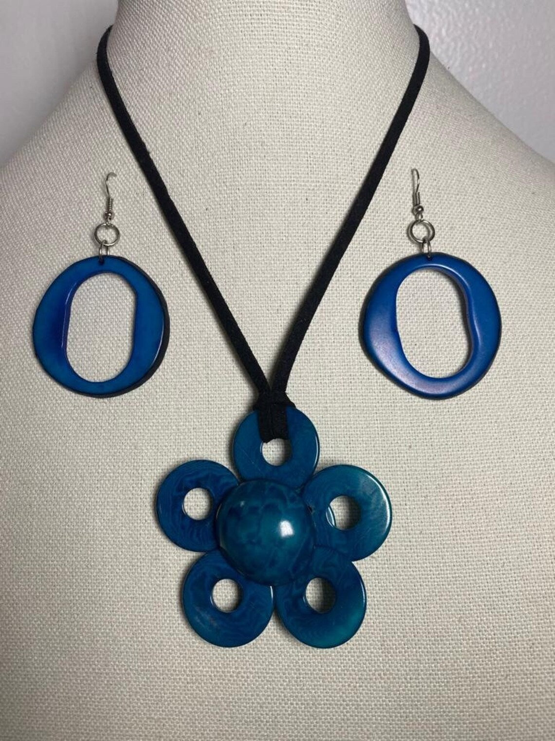 Tagua Pendant Necklace and Earrings Flower Shaped Set in Blue Color