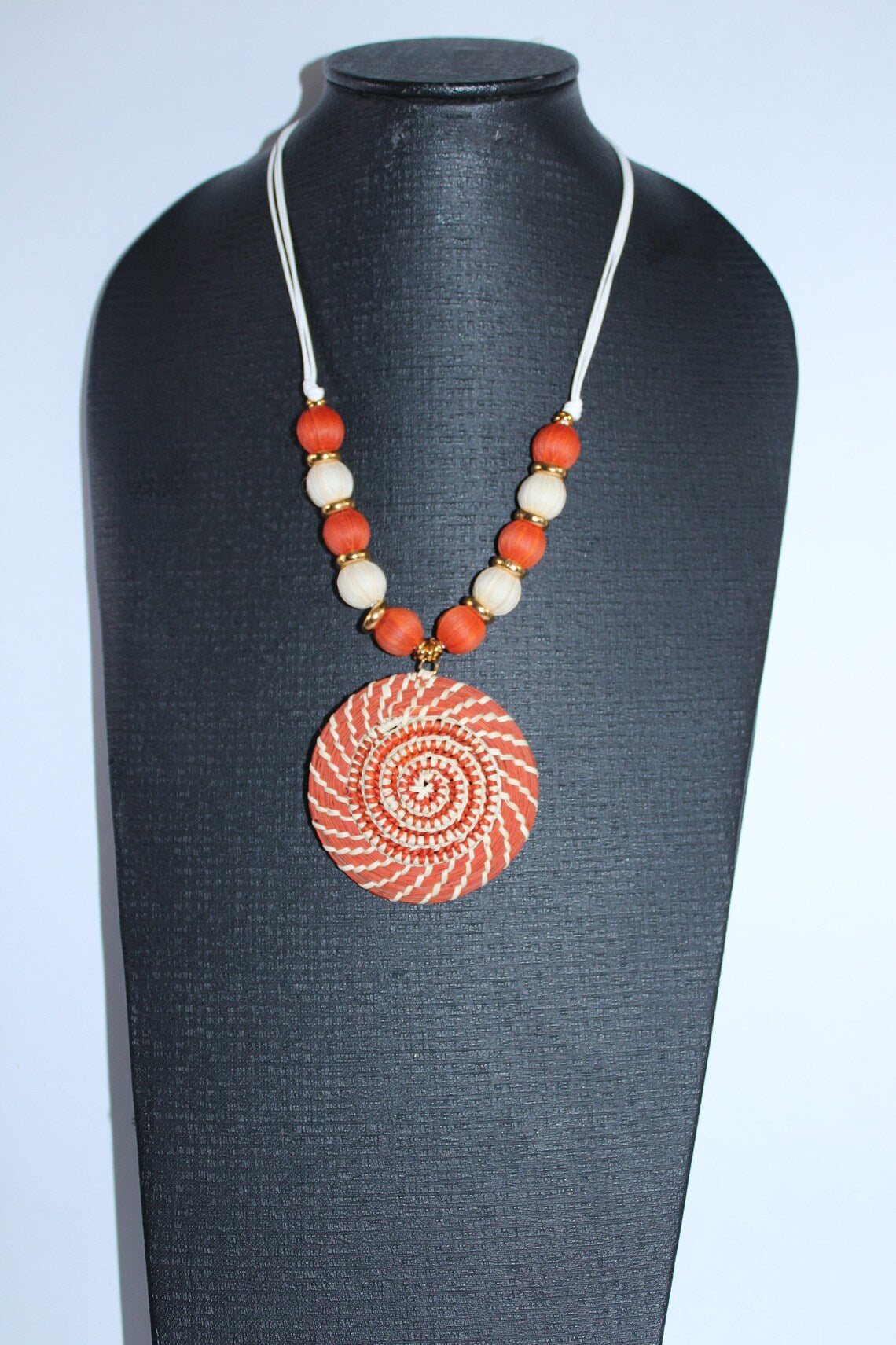 Iraca Palm Pendant Necklace and Earrings Set in Red and Beige Color