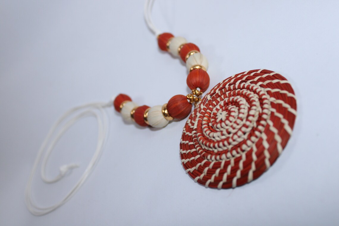 Iraca Palm Pendant Necklace and Earrings Set in Red and Beige Color