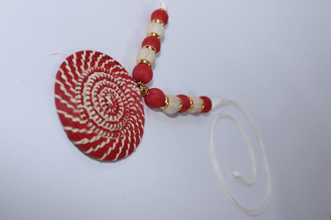 Iraca Palm Pendant Necklace and Earrings Set in Red and Beige Color