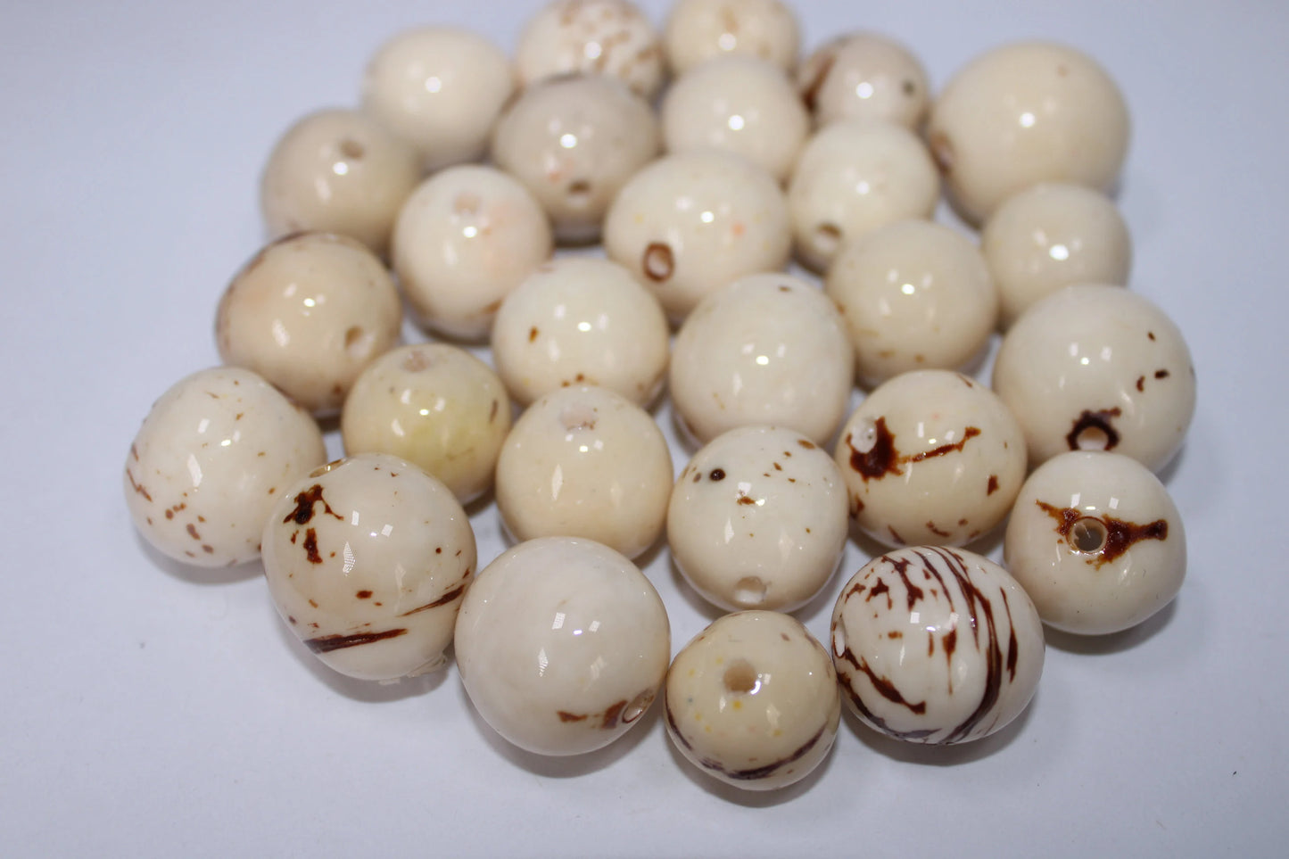 Bombona Ball Patterned Beads. 20 Beige and Brown Pieces.