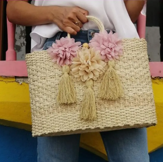 Handwoven straw bag with iraca palm | Straw bag for her. Floral bag. Eco-friendly. Handmade in Colombia. Bohemian style.