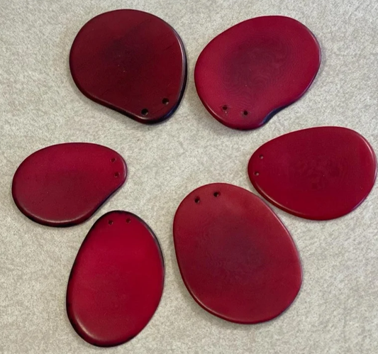 Red organic tagua chips. 20 small and thin slices from Colombia. Size: 3x3cm. approx. Vegetable ivory nut. Top drilled, 2 holes.