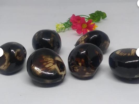 Dark brown tagua from Colombian. Small. Top drilled, 1 hole, 6 pieces. 4 x 3.5 cm. Woodwork. Natural jewerly supplies. Free Shipping R.1028