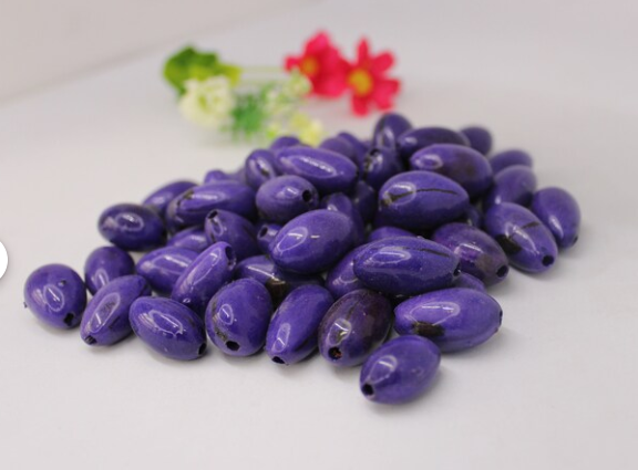 Purple beads made of camajuro seeds from Colombia. Size: 2.5 x 1.5 cm. approx. Natural beads. Pack of 30 beads. Free Shipping R.1009