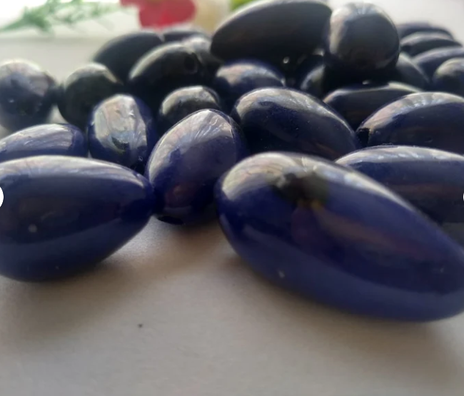 Dark Blue beads made of camajuro seeds from Colombia. Size: 2.5 x 1.5 cm. approx. Natural beads. Pack of 30 beads. Free Shipping R.1026