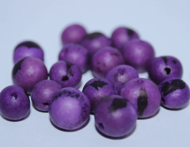 Purple beads Acai seeds from the Colombian Amazonian palm. Size: 1x1cm. Hole size 1mm approx. natural accounts. Pack of 200 beads.
