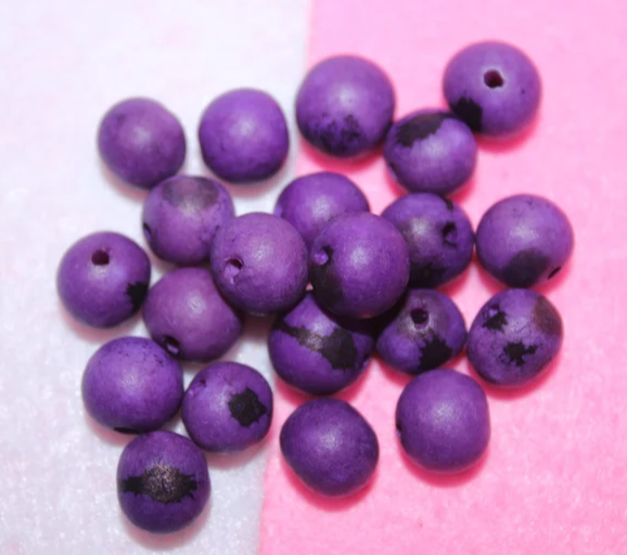 Purple beads Acai seeds from the Colombian Amazonian palm. Size: 1x1cm. Hole size 1mm approx. natural accounts. Pack of 200 beads.