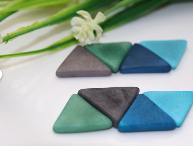 Kit Tagua Triangle. Tagua Pieces Triangle handmade in Colombia. Size: 2 cm. tall x 2 cm. width. Undrilled