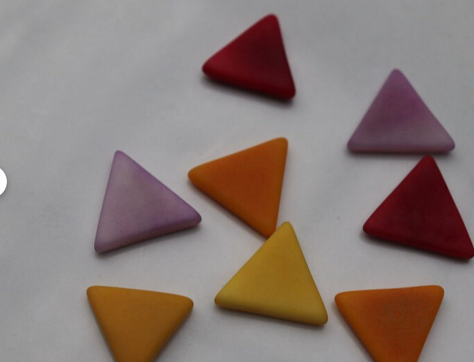 Kit Tagua Triangle. Tagua Pieces Triangle handmade in Colombia. Size: 2 cm. tall x 2 cm. width. Undrilled