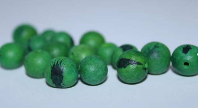 Green beads Acai seeds from the Colombian Amazonian palm. Size: 1x1cm. Hole size 1mm approx. natural accounts. Pack of 200 beads.