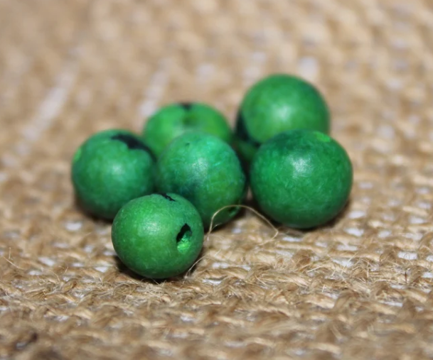 Green beads Acai seeds from the Colombian Amazonian palm. Size: 1x1cm. Hole size 1mm approx. natural accounts. Pack of 200 beads.
