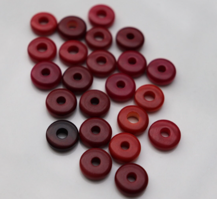Tagua Nut Beads | 20 mini discs of tagua in mix red tones color. Center drilled. Size: 1 cm. approx. TDSMixcolors07