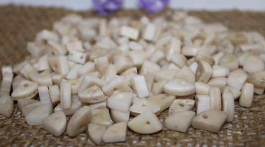 Mini tagua nuts in the shape of triangles. Beige color. 100 pieces. Approx. 1cm x 0.7mm. Perforated in the center. Jewelry making TBTBeige01