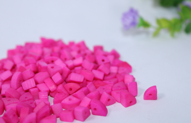 Mini tagua nuts in the shape of triangles. Pink color. 100 pieces. Approx. 1cm x 0.7mm. Perforated in the center. Jewelry making TBTPink01