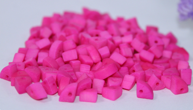 Mini tagua nuts in the shape of triangles. Pink color. 100 pieces. Approx. 1cm x 0.7mm. Perforated in the center. Jewelry making TBTPink01