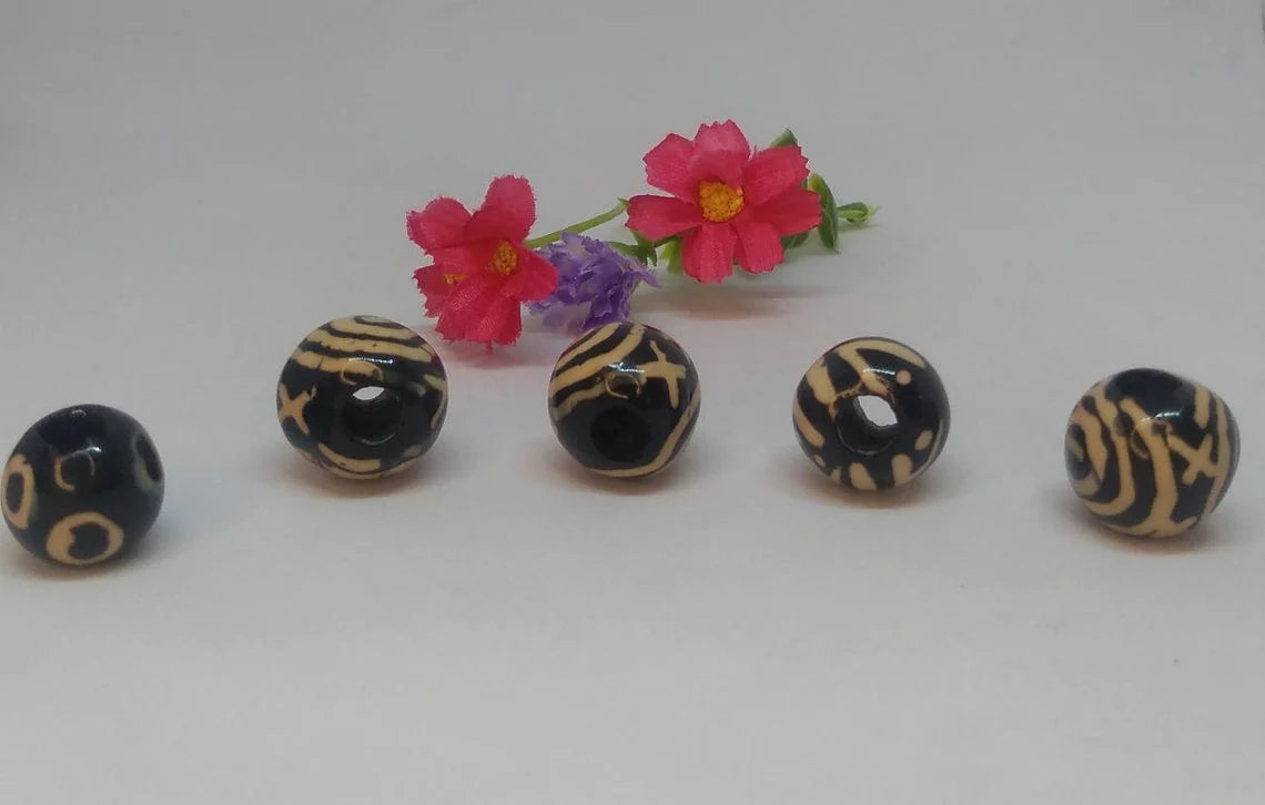 Bombona Ball Beads. 30 Patterned Multicolored Pieces.