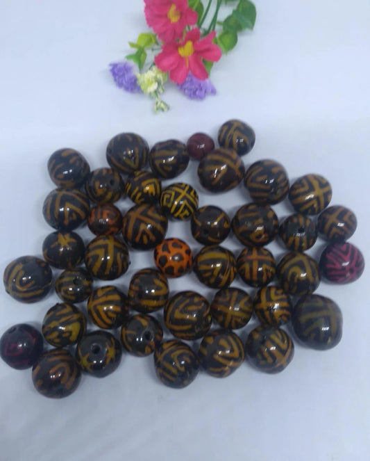 Bombona Ball Beads. 20 Brown Patterned Pieces.