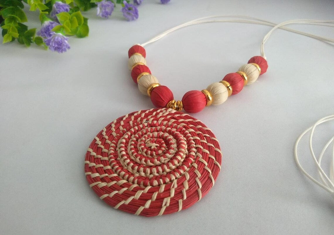 Iraca Palm Pendant Necklace and Earrings Set in Red and Beige Color