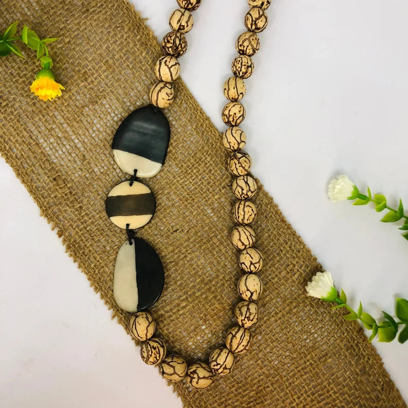 Tagua and Bombona Necklace in Beige Color.