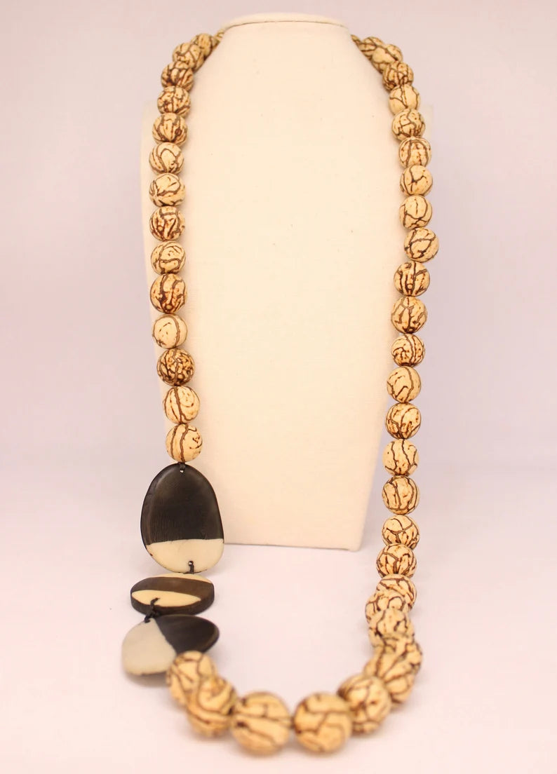 Tagua and Bombona Necklace in Beige Color.