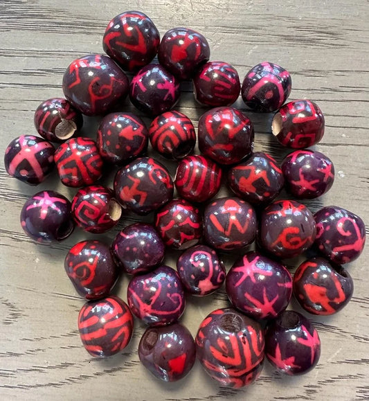 Bombona Ball Beads. 25 Pink, Red and Purple Patterned Pieces.