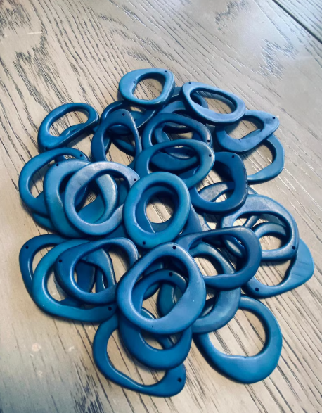 Tagua Hoop Beads | 20 Blue Pieces Blue tagua donuts, hoops, rings. 20 discs of tagua nut Size: 4x3 cm. approx. Drilled or Undrilled