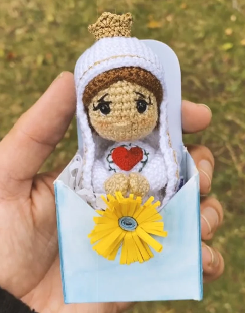 Holy Mary Miniature | Virgin Mary | Blessed Virgin Mary | Our Mother Mary. 100% handmade crochet doll. Amigurumi.