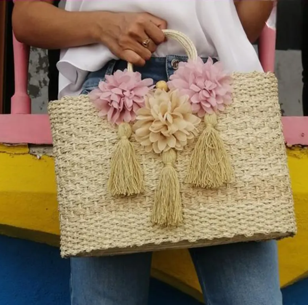 Handwoven straw bag with iraca palm | Straw bag for her. Floral bag. Eco-friendly. Handmade in Colombia. Bohemian style.