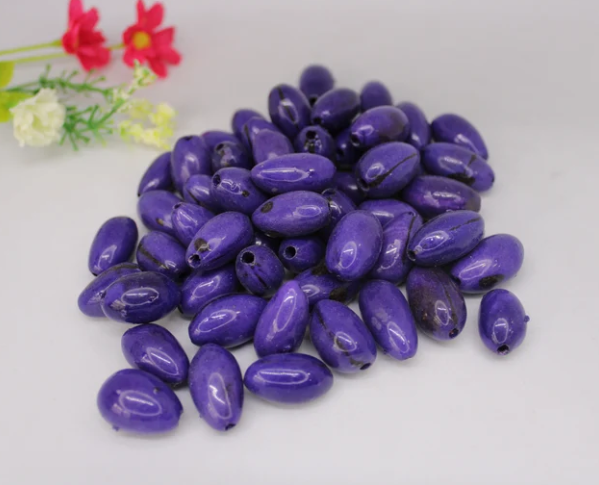 Purple beads made of camajuro seeds from Colombia. Size: 2.5 x 1.5 cm. approx. Natural beads. Pack of 30 beads. Free Shipping R.1009