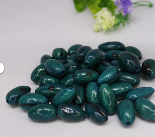 Turquoise beads made of camajuro seeds from Colombia. Size: 2.5 x 1.5 cm. approx. Natural beads. Pack of 30 beads. Free Shipping R.1025