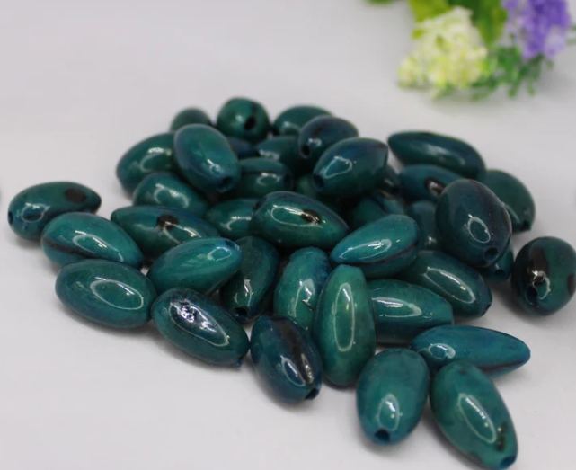 Turquoise beads made of camajuro seeds from Colombia. Size: 2.5 x 1.5 cm. approx. Natural beads. Pack of 30 beads. Free Shipping R.1025