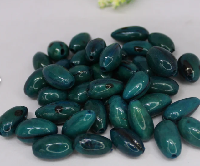 Turquoise beads made of camajuro seeds from Colombia. Size: 2.5 x 1.5 cm. approx. Natural beads. Pack of 30 beads. Free Shipping R.1025