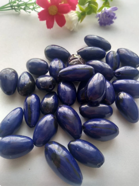 Dark Blue beads made of camajuro seeds from Colombia. Size: 2.5 x 1.5 cm. approx. Natural beads. Pack of 30 beads. Free Shipping R.1026