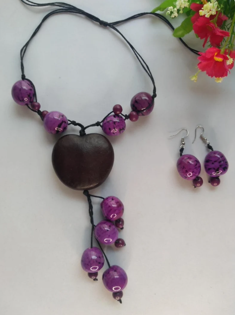 Mother's Day Bombona seed with wood pendant. Jewelry set of earrings and necklace in purple and brown. Necklace and earrings. Handmade.