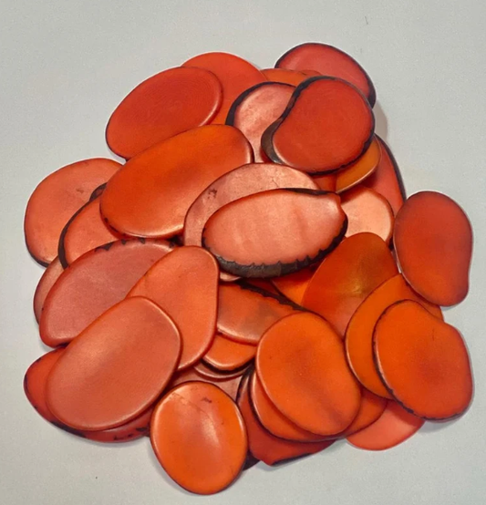 Tagua nut chips, slices in orange. 20 Beads. Size: 3 x 3 cm. approx. Vegetable ivory nut. Lot de 20 tranches de noix Tagua de 3 à 3 cm.