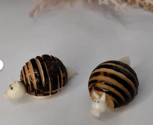 Armadillo made in tagua. Handmade. Object to decorate.