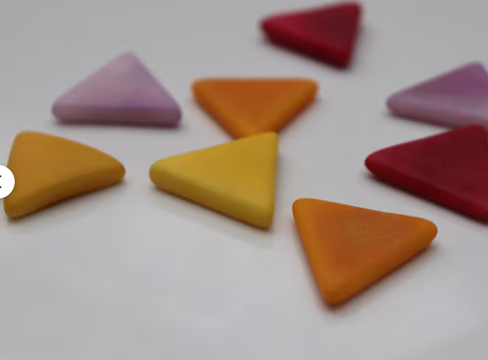 Kit Tagua Triangle. Tagua Pieces Triangle handmade in Colombia. Size: 2 cm. tall x 2 cm. width. Undrilled