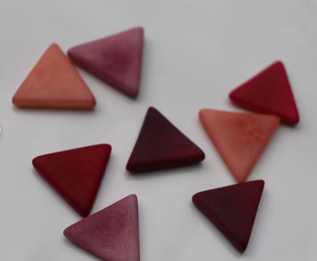 Kit Tagua Triangle. Tagua Pieces Triangle handmade in Colombia. Size: 2 cm. tall x 2 cm. width. Undrilled