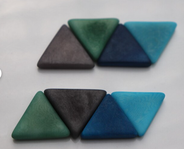 Kit Tagua Triangle. Tagua Pieces Triangle handmade in Colombia. Size: 2 cm. tall x 2 cm. width. Undrilled