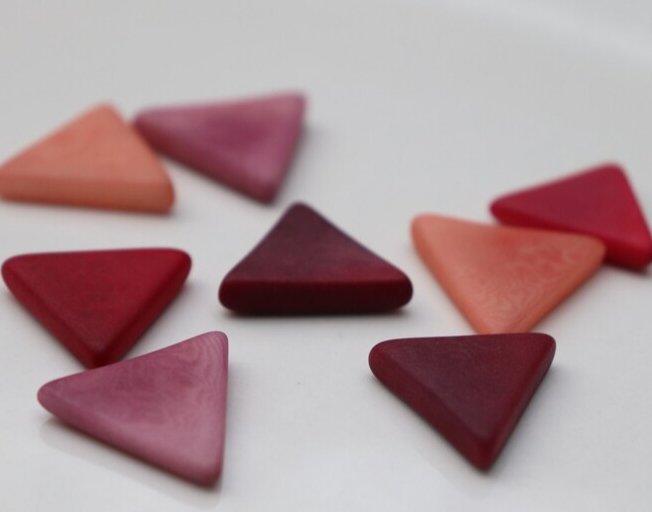 Kit Tagua Triangle. Tagua Pieces Triangle handmade in Colombia. Size: 2 cm. tall x 2 cm. width. Undrilled
