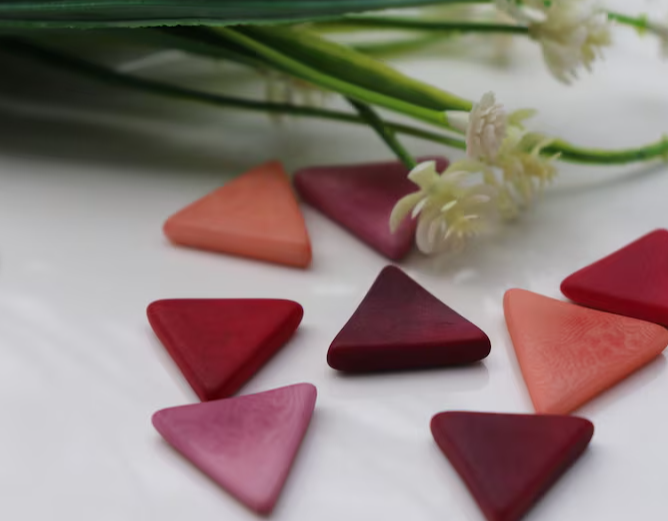 Kit Tagua Triangle. Tagua Pieces Triangle handmade in Colombia. Size: 2 cm. tall x 2 cm. width. Undrilled