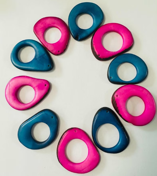 Tagua beads. 20 rings, hoops, discs in 2 colors (10 blue, 10 pink). Tagua hoops handmade in Colombia. Size: 4 x 4 cm. approx. Top Drilled.