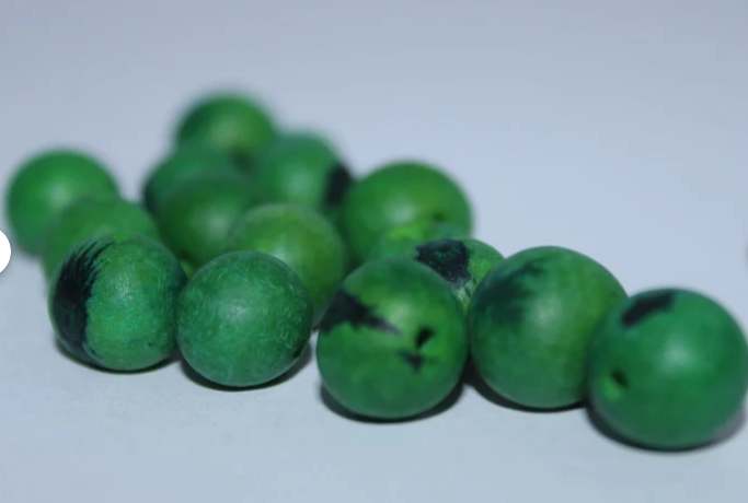 Green beads Acai seeds from the Colombian Amazonian palm. Size: 1x1cm. Hole size 1mm approx. natural accounts. Pack of 200 beads.