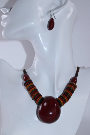 Tagua necklace with red pendant and earrings in Camajuro seed. Jewelry set. Adjustable necklace. Eco, organic jewelry. Handmade in Colombia.