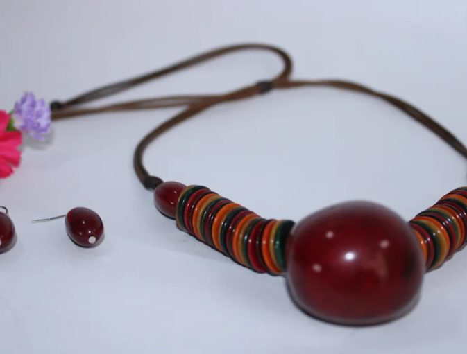Tagua necklace with red pendant and earrings in Camajuro seed. Jewelry set. Adjustable necklace. Eco, organic jewelry. Handmade in Colombia.