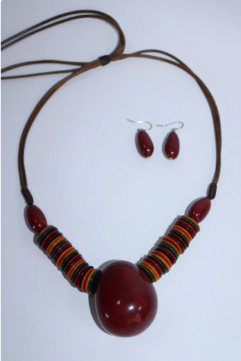 Tagua necklace with red pendant and earrings in Camajuro seed. Jewelry set. Adjustable necklace. Eco, organic jewelry. Handmade in Colombia.